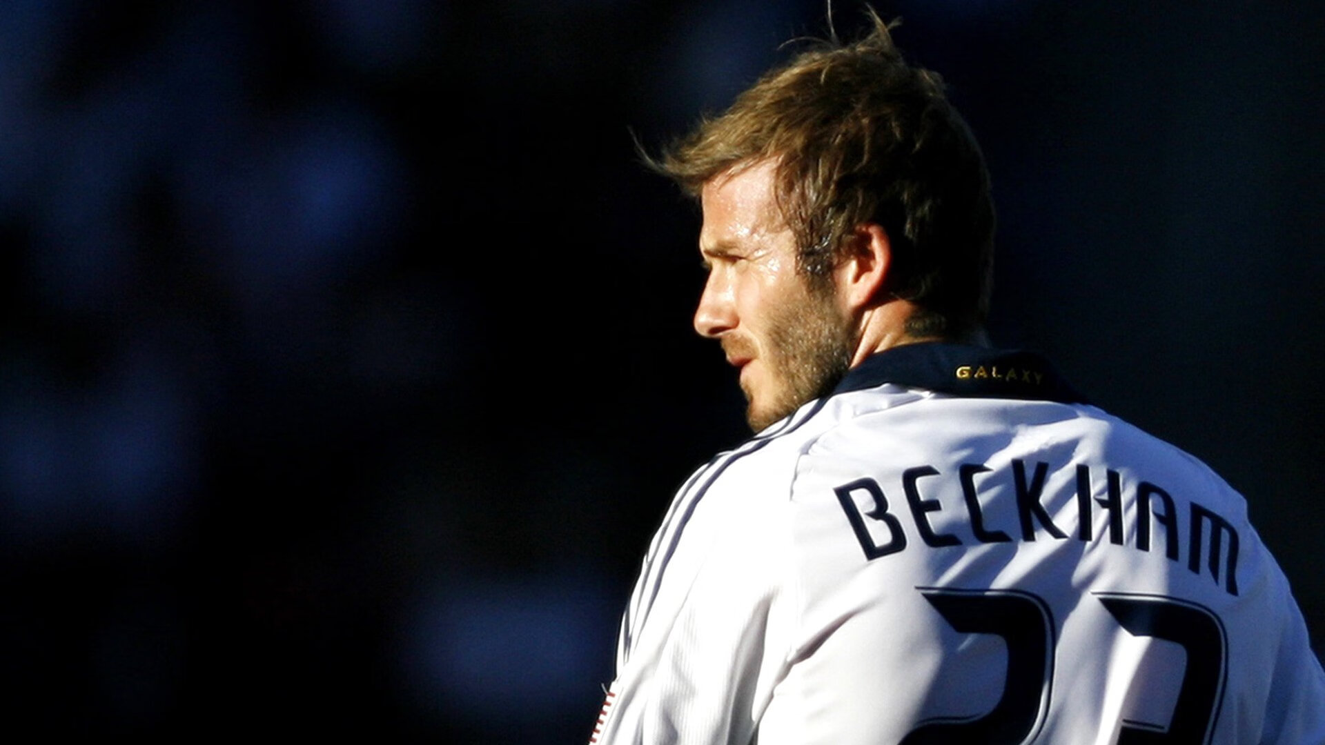 万圣节装扮跑 僵尸、巫女与超级英雄同场“追逐”